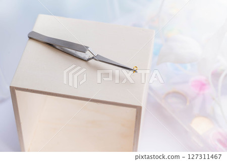 Reverse action tweezers 127311467