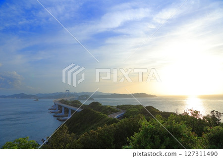 兵庫縣道路休息站“渦流”位於“渦町露台”,可眺望大鳴門橋 兵庫縣道路休息站“渦流”位於“渦町露台”,可眺望大鳴門橋 127311490