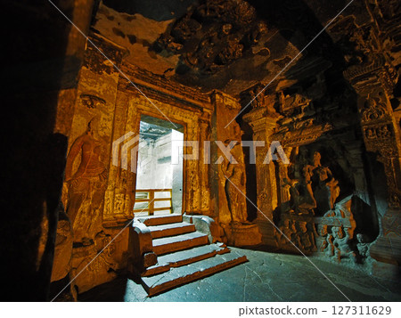 [India 2025] Linga enshrined in Kailasanatha Temple 127311629