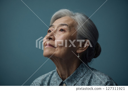 AI-generated images of the worries of elderly people living alone 127311921