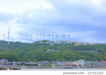 從兵庫縣南淡路市的海洋觀景廣場眺望 CEF 南淡路風力發電場的風力渦輪機 從兵庫縣南淡路市的海洋觀景廣場眺望 CEF 南淡路風力發電場的風力渦輪機 127312187