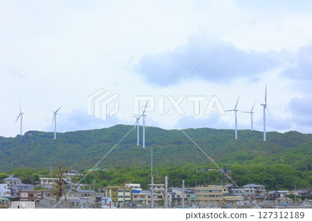從兵庫縣南淡路市的海洋觀景廣場眺望 CEF 南淡路風力發電場的風力渦輪機 從兵庫縣南淡路市的海洋觀景廣場眺望 CEF 南淡路風力發電場的風力渦輪機 127312189