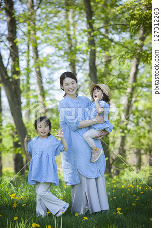 Parents and children playing in nature 127312263