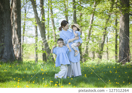 父母和孩子們在大自然中玩耍 127312264