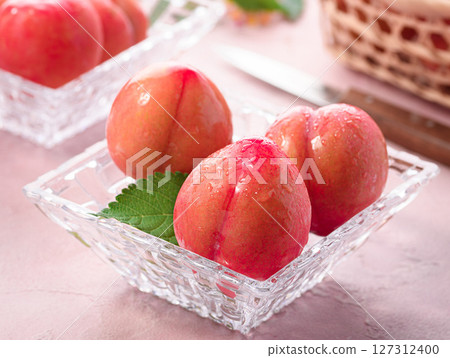 粉紅色背景上酸甜可口的李子（早期） 127312400