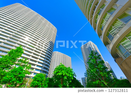 [Kanagawa Prefecture] May: Yokohama Minato Mirai, lined with tower apartment buildings 127312811