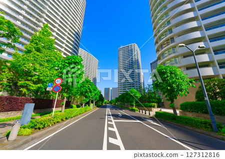 [Kanagawa Prefecture] May: Yokohama Minato Mirai, lined with tower apartment buildings 127312816