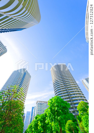 [Kanagawa Prefecture] May: Yokohama Minato Mirai, lined with tower apartment buildings 127312824