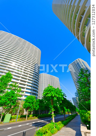 [Kanagawa Prefecture] May: Yokohama Minato Mirai, lined with tower apartment buildings 127312834