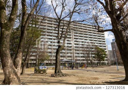 Apartment overlooking the park 127313016