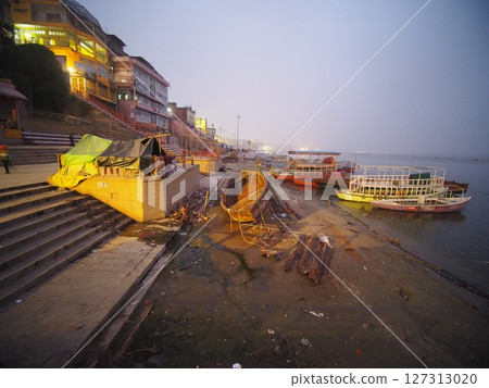 [India 2025] The Ganges River in Varanasi, a holy place for Hindus 127313020