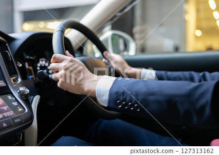 駕駛汽車的商人 127313162