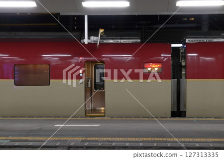 開往東京的日出瀨戶號臥舖特快列車在高松車站停靠。 127313335