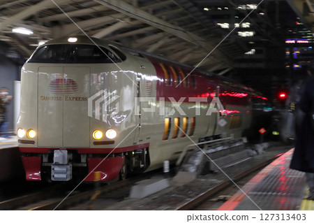 Sunrise Seto/Izumo sleeper express train (out-of-service train) arriving at Tokyo Station Sunrise Seto/Izumo sleeper express train (out-of-service train) arriving at Tokyo Station 127313403