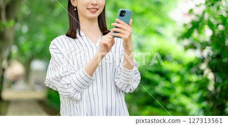 Woman holding a smartphone 127313561