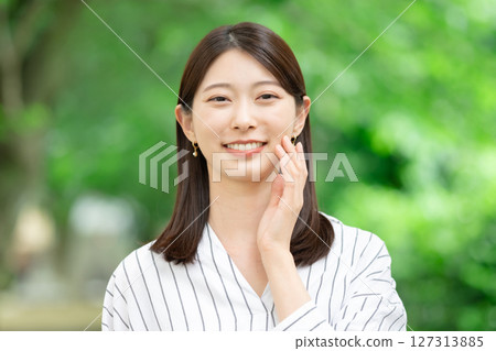 Women's beauty image Green background 127313885