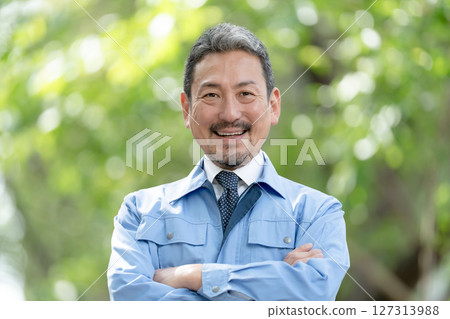穿著工作服、清新綠色、雙臂交叉的男人 127313988
