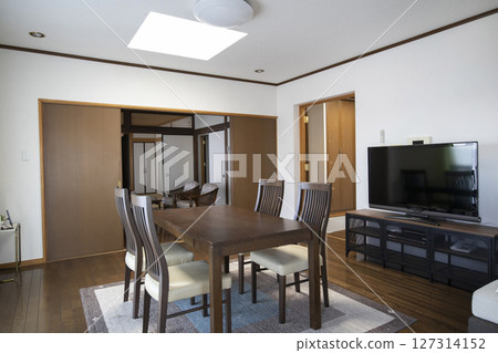 客廳和餐廳採用平靜的色彩 127314152