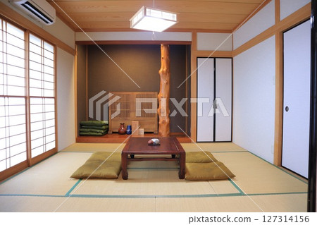 Japanese-style room with a tokonoma alcove 127314156