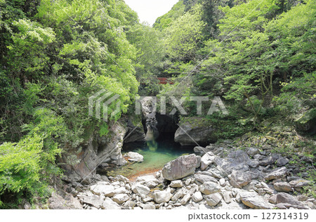 The valley on the Besshi Line near the entrance to the tourist tunnels at Minetopia Besshi (the bridge is for the return journey from the tourist tunnels) The valley on the Besshi Line near the entrance to the tourist tunnels at Minetopia Besshi (the bridge is for the return journey from the tourist tunnels) 127314319