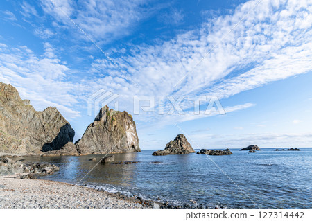 北海道積丹町,北海道的夏天,島向海岸,美麗的積丹藍色大海 北海道積丹町,北海道的夏天,島向海岸,美麗的積丹藍色大海 127314442