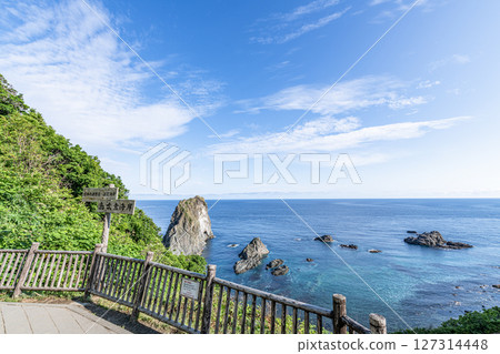 北海道積丹町，北海道的夏天，島向海岸，美麗的積丹藍色大海 127314448