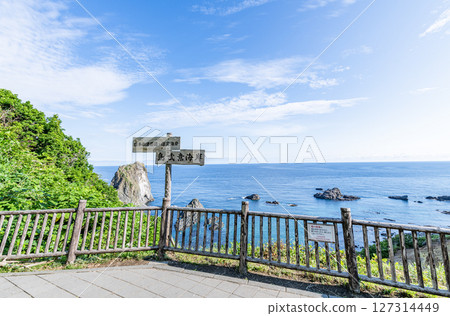 北海道積丹町,北海道的夏天,島向海岸,美麗的積丹藍色大海 北海道積丹町,北海道的夏天,島向海岸,美麗的積丹藍色大海 127314449