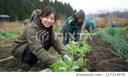 體驗農業的年輕女子 127314674