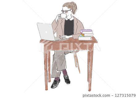 戴眼鏡的女士在辦公桌上使用筆記型電腦 127315079