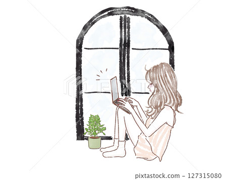 一位女士坐在窗邊使用電腦 127315080