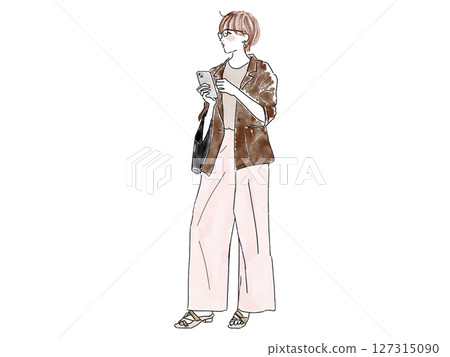 城市裡一位短髮女子手持智慧型手機 城市裡一位短髮女子手持智慧型手機 127315090