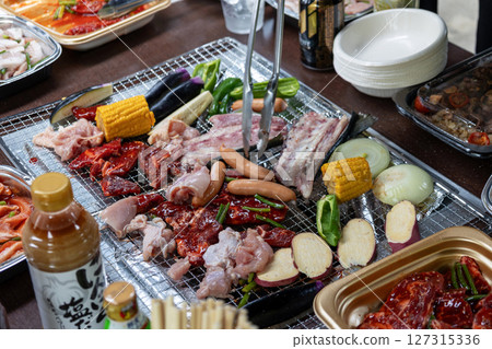 在燒烤架上烤肉和蔬菜 127315336
