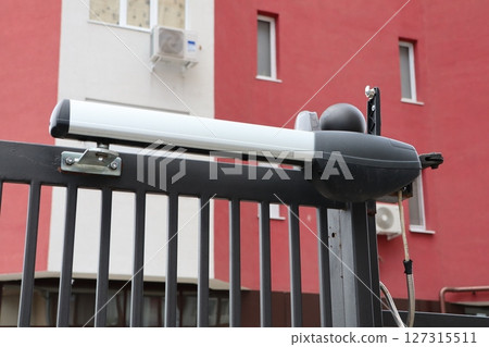 Advanced Automated Gate System Designed for Enhanced Secure Access Control Solutions 127315511
