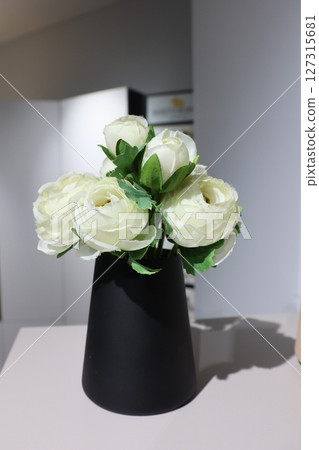 Beautiful and Elegant White Roses Beautifully Arranged in a Chic Black Vase for Home Decor Beautiful and Elegant White Roses Beautifully Arranged in a Chic Black Vase for Home Decor 127315681