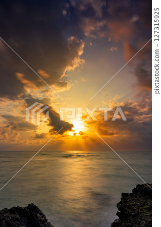 A fantastic view of Kannonzaki, Ishigaki Island, where the sun sets between the rocks A fantastic view of Kannonzaki, Ishigaki Island, where the sun sets between the rocks 127315925