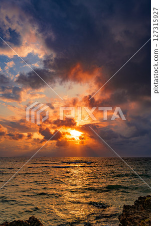 Sunset: A moment when the rocks and ocean of Kannonzaki, Ishigaki Island, are dyed in the sunset Sunset: A moment when the rocks and ocean of Kannonzaki, Ishigaki Island, are dyed in the sunset 127315927