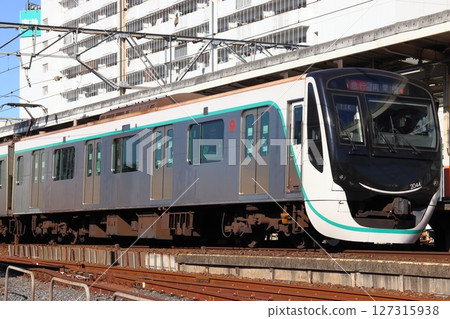 東急田園都會線2020系列車（直達東武伊勢崎線）停靠西新井站 127315938