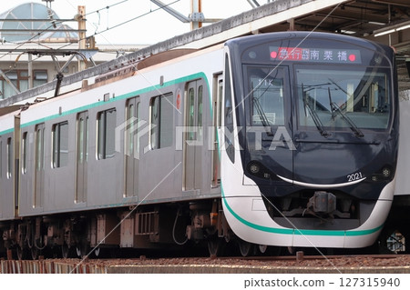Tokyu Denentoshi Line 2020 series train (direct to Tobu Isesaki Line) stopped at Nishiarai Station 127315940