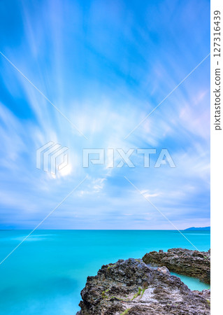 石垣島觀音崎，海天交融的美景。雨季的天空。長快門拍攝。 127316439