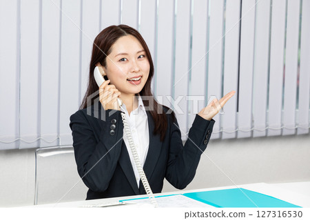 穿西裝的亞洲女人接電話 01 穿西裝的亞洲女人接電話 01 127316530