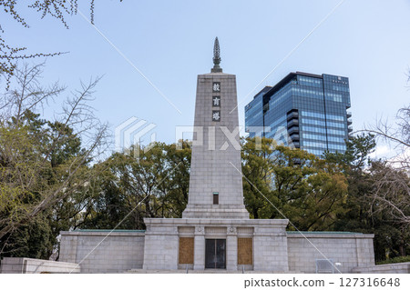The "Education Tower" monument in Osaka Castle Park (photographed in April 2025) 127316648