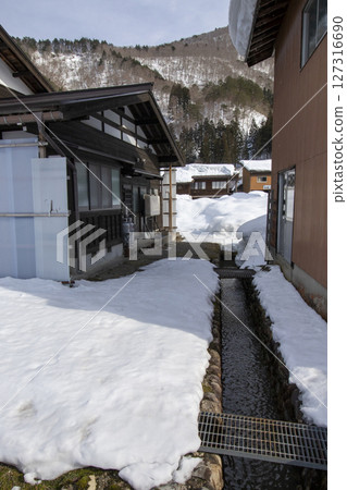 Old houses in Shirakawa-go, Gifu Prefecture in early spring 127316690