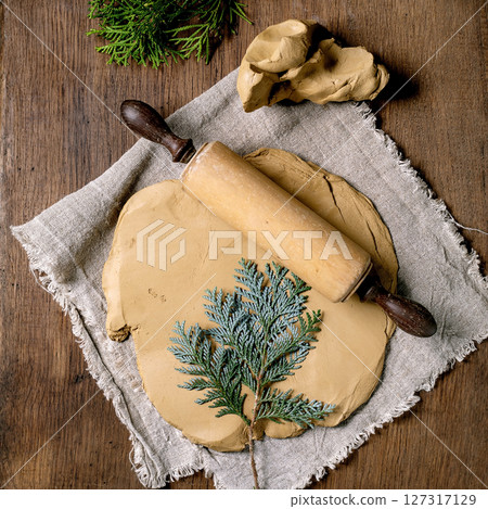 Decorating of raw clay ceramics Decorating of raw clay ceramics 127317129