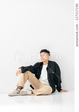 年輕男子肖像休閒坐 127317190