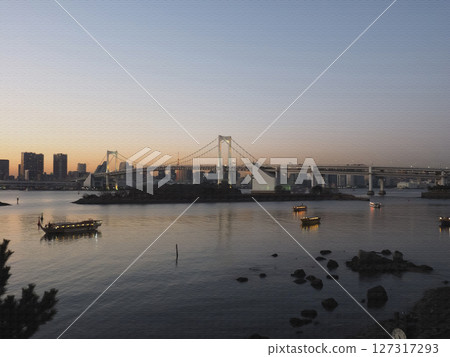傍晚的台場海濱和彩虹橋。一張插畫風格的照片。 127317293