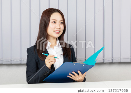 穿西裝的亞洲女人正在聽談話 01 穿西裝的亞洲女人正在聽談話 01 127317966