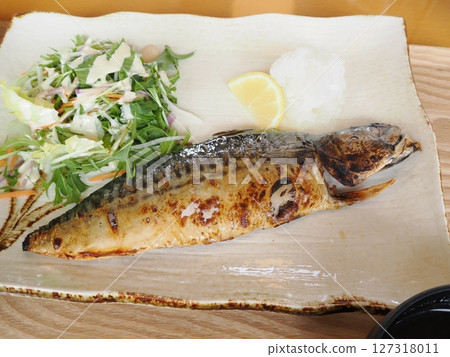 與鹽的烤鯖魚 與鹽的烤鯖魚 127318011