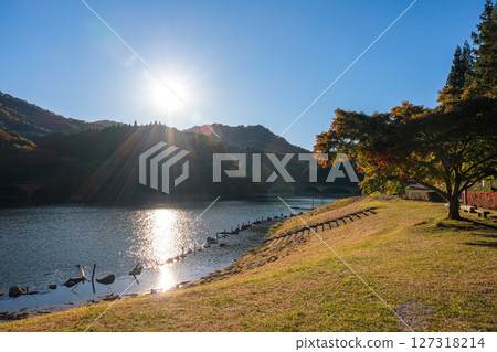 Autumn at Lake Usui in Annaka, Gunma Prefecture Autumn at Lake Usui in Annaka, Gunma Prefecture 127318214