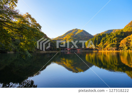 群馬縣安中市碓冰湖的秋天 群馬縣安中市碓冰湖的秋天 127318222