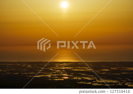 夕陽西下，從西閣林道眺望手取川沖積扇的稻田和日本海 127318418